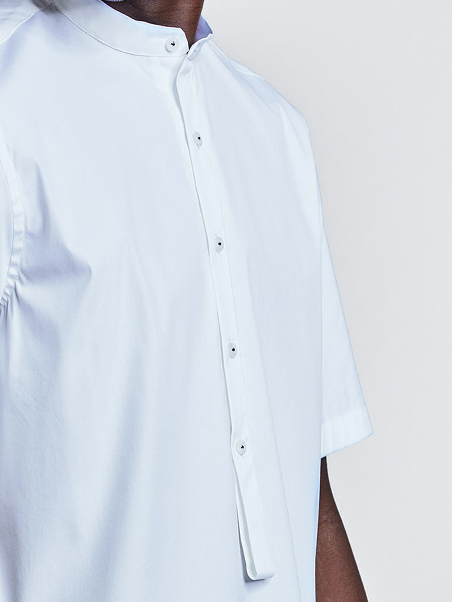 Loop Placket short sleeve men's shirt in white cotton on model